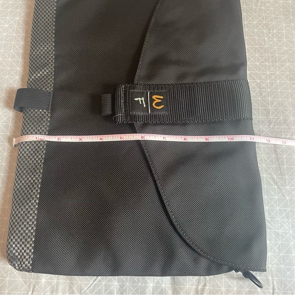 Waterfield San Francisco Padded Laptop Messenger Bag - Picture 9 of 9